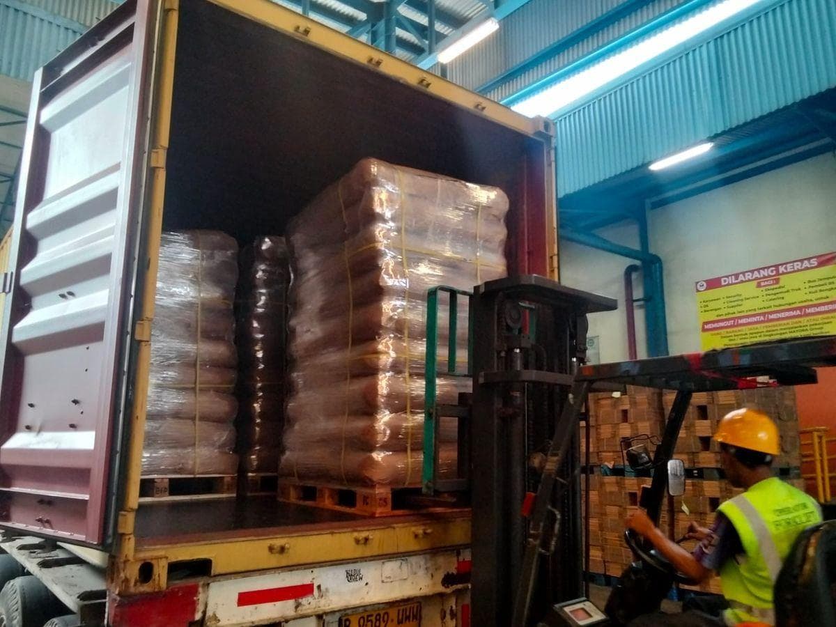 Forklift loading pallets into container